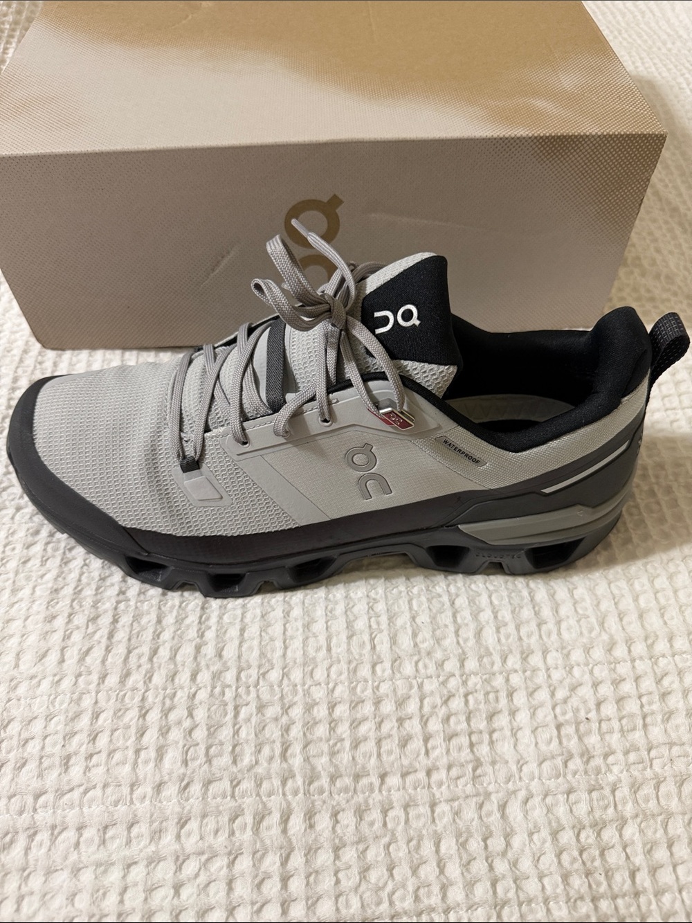 Men's Cloudwander Waterproof running Shoe in Light Grey and Black